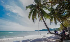 Rajska plaża na wyspie Phu Quoc z palmami, huśtawką i turkusowym morzem. Idealne miejsce na relaks.