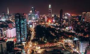Nocna panorama tętniącego życiem miasta, dawna nazwa miasta Ho Chi Minh, z oświetlonymi drapaczami chmur i ulicami pełnymi ruchu.
