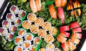 Talerz sushi z rolkami z łososiem, tuńczykiem i krewetkami. Idealne z sosem sojowym, wasabi i imbirem.