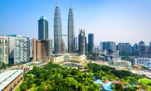 Piękna pogoda w Malezji! Wieżowce Petronas i zieleń parku miejskiego w Kuala Lumpur.