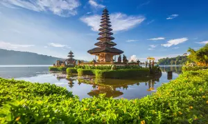 Świątynia Pura Ulun Danu Bratan na Bali, jaki to kraj! Woda odbija wielopoziomową wieżę na tle błękitnego nieba.