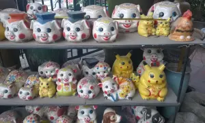 Urocze pamiątki z Wietnamu: ceramiczne świnki i Pokemony w jaskrawych kolorach, ozdobione kwiatami i zabawnymi wzorami.