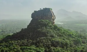 Skała Sigiriya otoczona bujną zielenią, Sri Lanka.