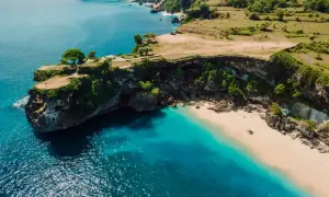 Malownicze klify i piaszczyste plaże Bali, z turkusową wodą oceanu. Idealne miejsce na relaks.