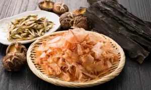 Suszone sardelki, grzyby shiitake, wodorosty kombu i płatki bonito – składniki bogate w smak umami, tworzące bazę dla wywarów.