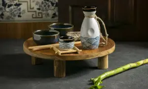 Zestaw do sake z ceramiczną butelką i filiżankami, ozdobiony motywem fal. Poczuj, jak smakuje sake.