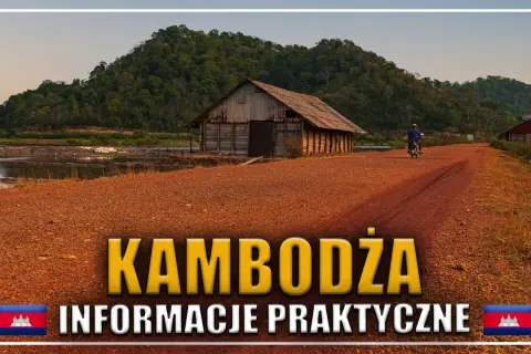 Krajobraz Kambodży z wiejską drogą, chatami i wzgórzami. Wysoka kambodża temperatura sprzyja takim widokom.