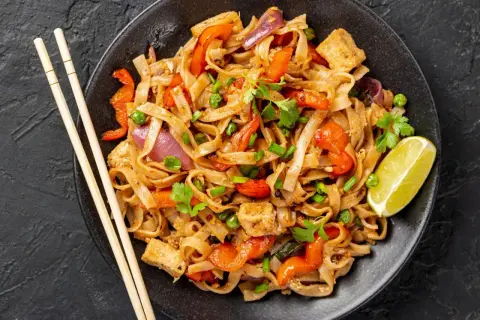 Pyszny pad thai przepis z tofu, warzywami i makaronem ryżowym. Idealny na szybki obiad.