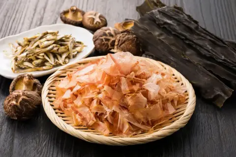 Suszone sardelki, grzyby shiitake, wodorosty kombu i płatki bonito – składniki bogate w smak umami, tworzące bazę dla wywarów.