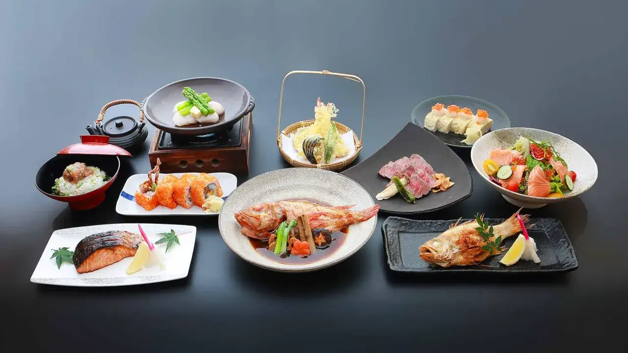 Eleganckie japońskie dania: sushi, grillowany łosoś, tempura, pieczona ryba, tataki wołowe i sałatka z łososiem.