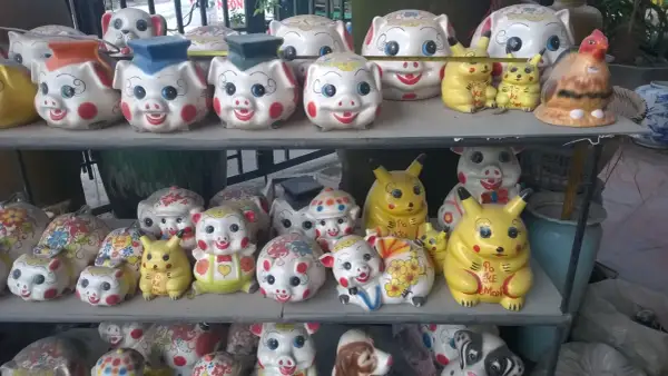 Urocze pamiątki z Wietnamu: ceramiczne świnki i Pokemony w jaskrawych kolorach, ozdobione kwiatami i zabawnymi wzorami.